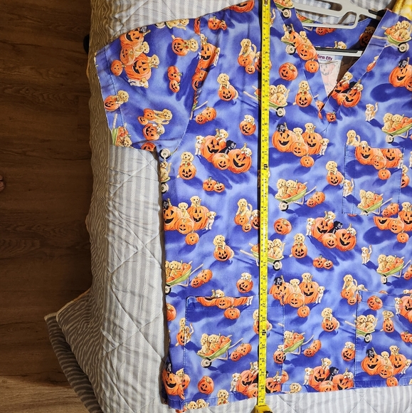 Adorable Uniform City Halloween scrub top! Pumpkins and puppies, so festive! - Picture 3 of 9